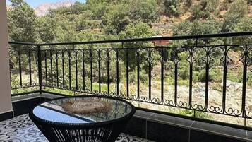 Deluxe Studio, Balcony, Mountain View | Terrace/patio