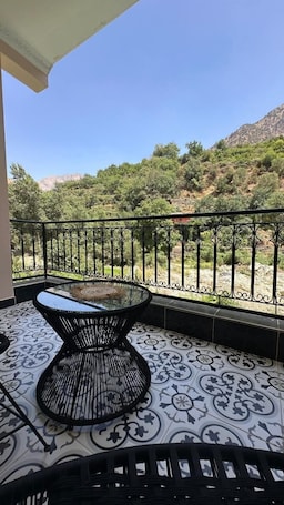 Deluxe Studio, Balcony, Mountain View | Terrace/patio