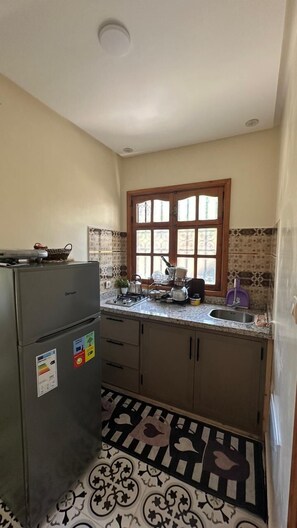 Deluxe Studio, Balcony, Mountain View | Private kitchen