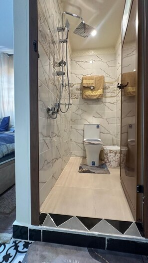 Monolocale Deluxe, balcone, vista montagna | Bagno