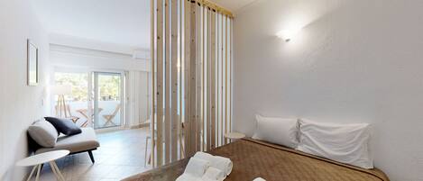 Iron/ironing board, free WiFi, bed sheets