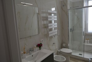 Douche, sèche-cheveux, bidet, serviettes fournies