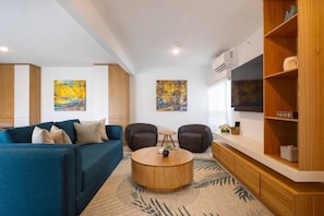 Apartamento luxo, sacada, vista para a montanha | Área de estar
