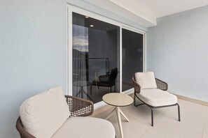 Departamento Deluxe, balcón, vista a la montaña | Balcón