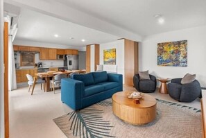 Apartamento luxo, sacada, vista para a montanha | Área de estar