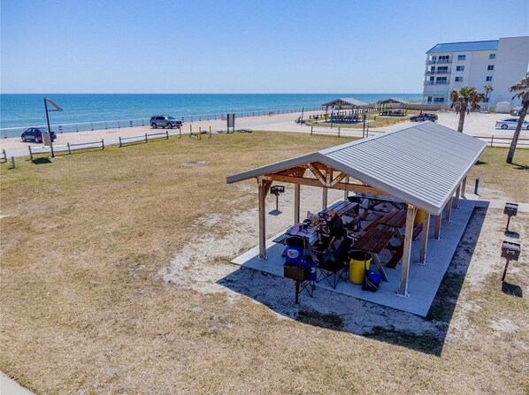 بالقرب من الشاطئ، كراسي للتشمس، مناشف للشاطئ