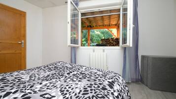 Tabla de planchar con plancha, wifi, ropa de cama