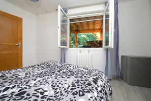 Iron/ironing board, WiFi, bed sheets