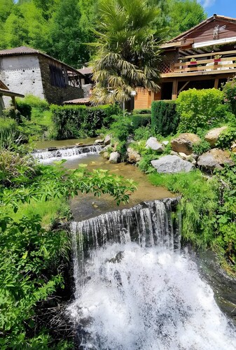 Maison de Vacances 'Au Fil De L'eau' avec Vue sur la Montagne, Terrasse Privée et Wi-Fi