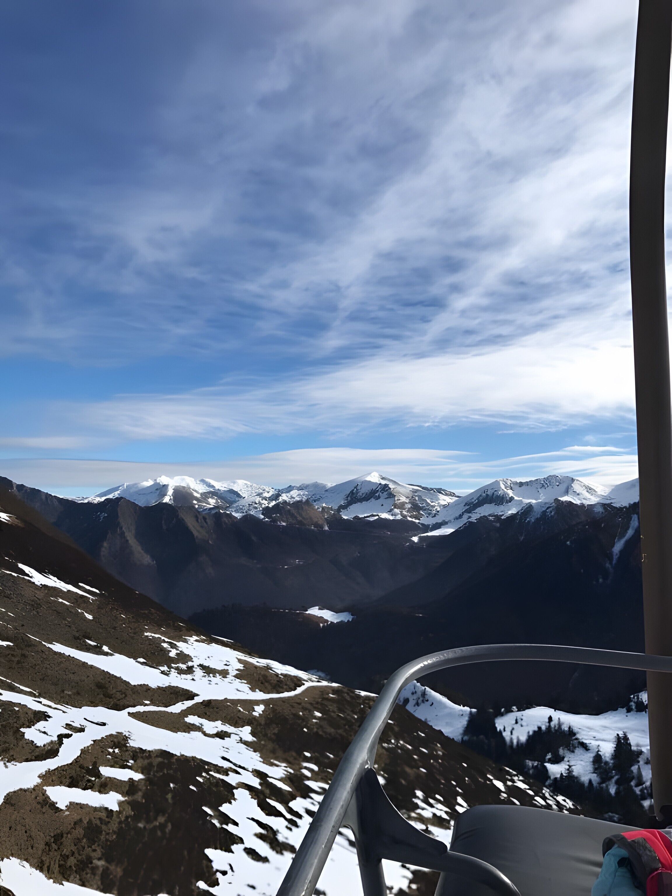 Vista de la montaña con picos nevados y cielo despejado.