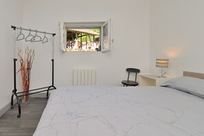 1 habitación, tabla de planchar con plancha, wifi y ropa de cama