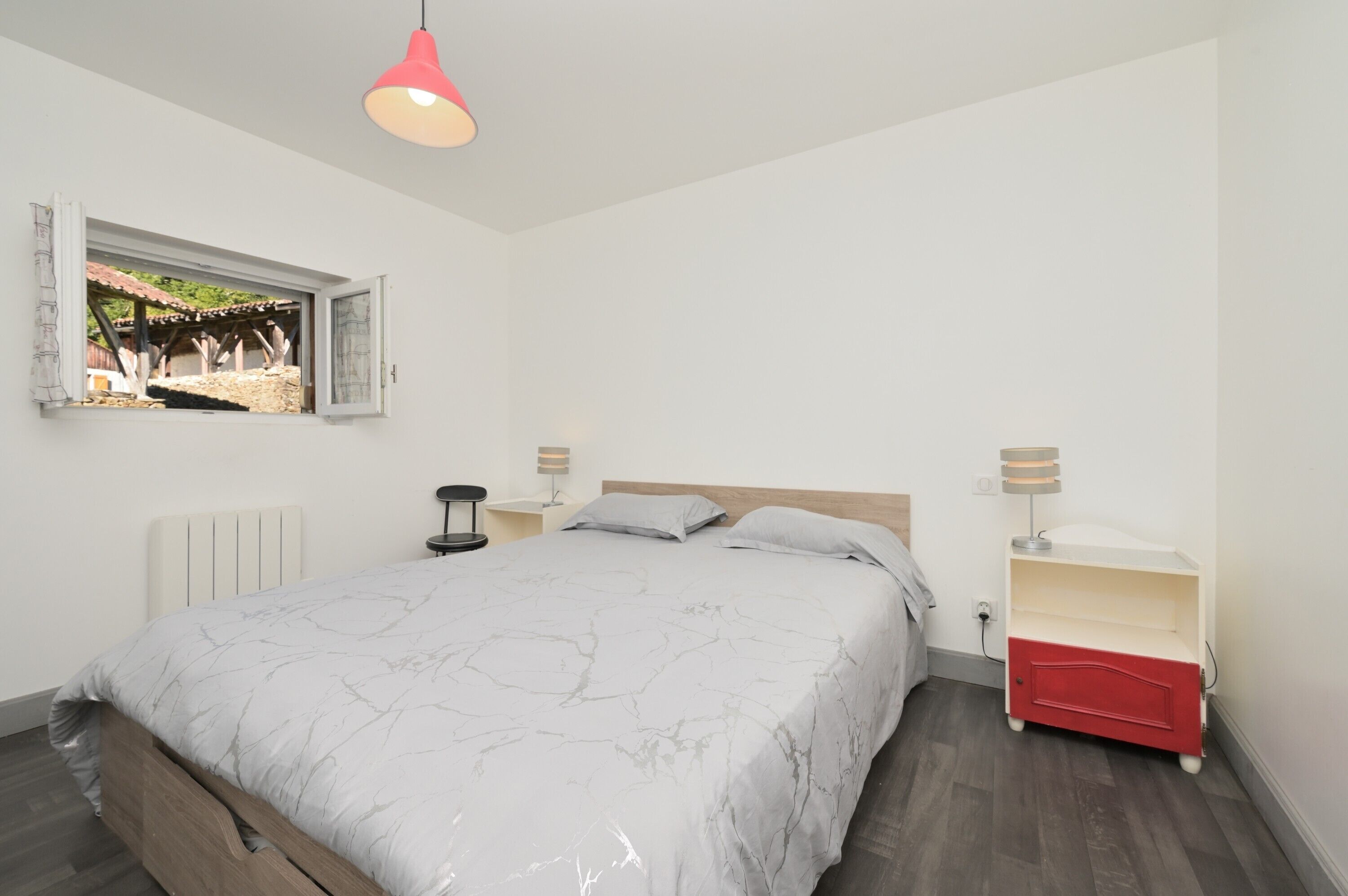 1 slaapkamer, een strijkplank/strijkijzer, wifi, beddengoed