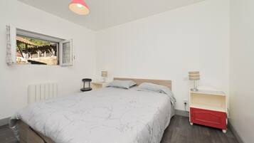 1 slaapkamer, een strijkplank/strijkijzer, wifi, beddengoed