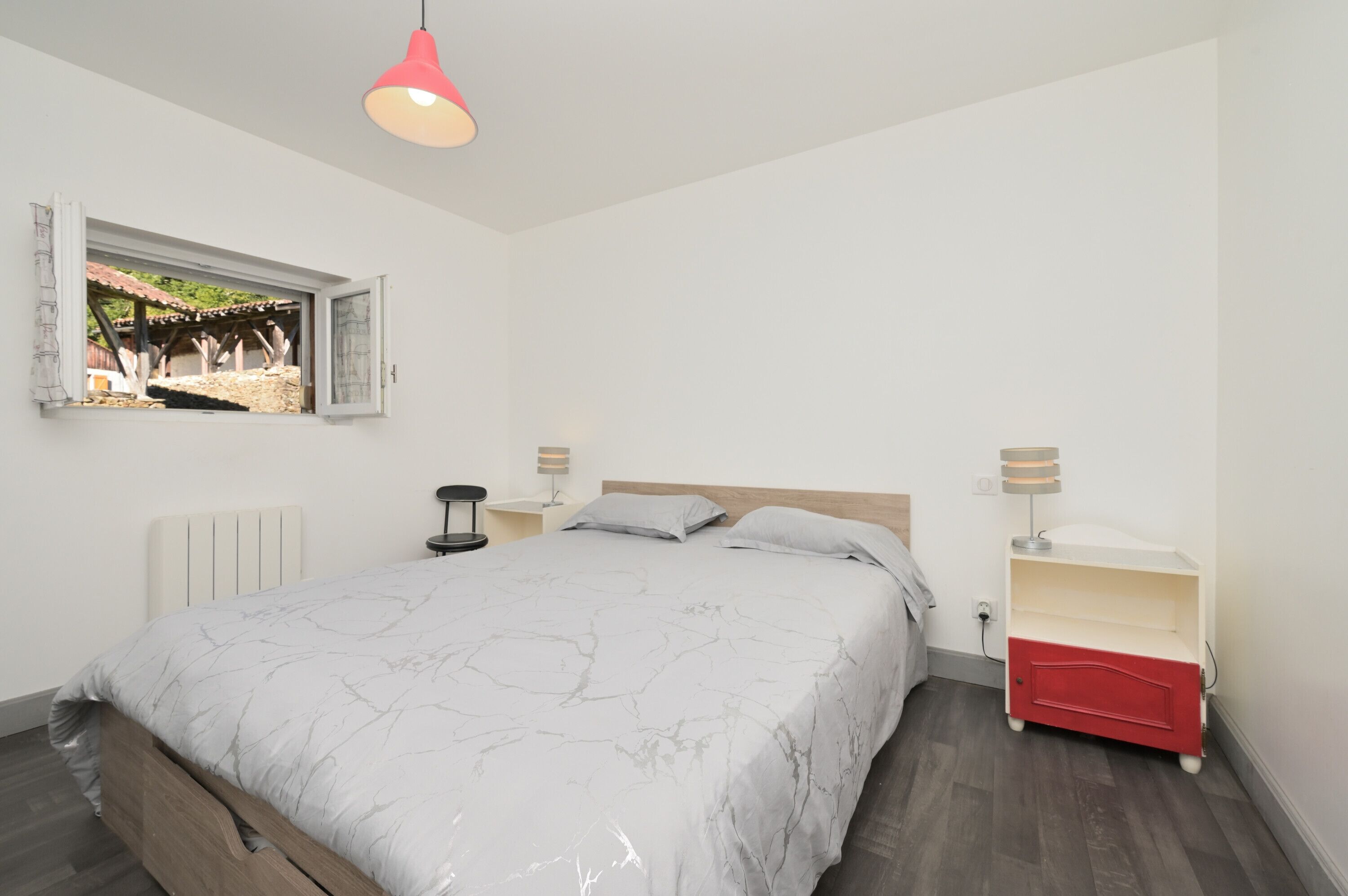 1 slaapkamer, een strijkplank/strijkijzer, wifi, beddengoed