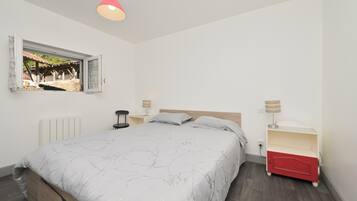 1 slaapkamer, een strijkplank/strijkijzer, wifi, beddengoed