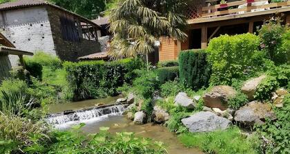 Appartement 'Les Chambres Du Ruisseau' avec vue sur la montagne, terrasse partagée et Wi-Fi
