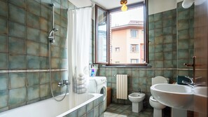 Douche, articles de toilette gratuits, sĂšche-cheveux, bidet