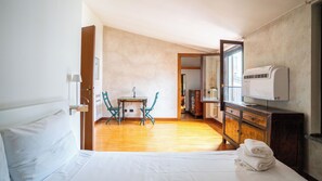 1 slaapkamer, een strijkplank/strijkijzer, gratis wifi, beddengoed