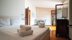 1 slaapkamer, een strijkplank/strijkijzer, gratis wifi, beddengoed