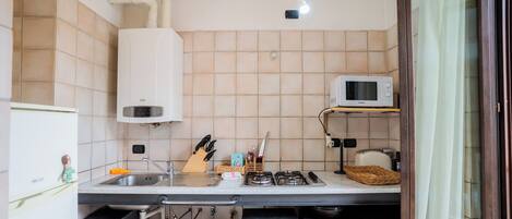 Een koelkast, een microgolfoven, een oven, een kookplaat