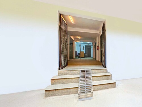 Collection O Shalimar Bagh Max Hospital