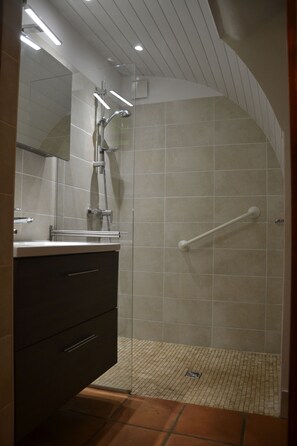 Bruser, hårtørrer, bidet, Sæbe