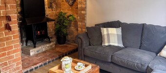 Weighbridge House – 4-Bedroom Canal-Side Cottage in Tardebigge