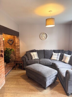 Smart-tv, eldstad och böcker