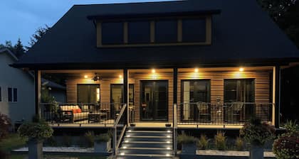 Luxury Romantic Private Suite With Lounge. New August 2025, Historic District.