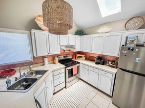 Microondas, horno, placa de cocina y lavavajillas