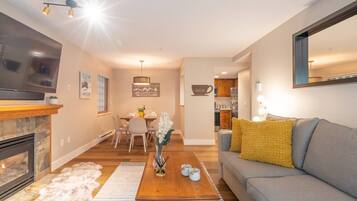 Smart TV, caminetto, impianto stereo