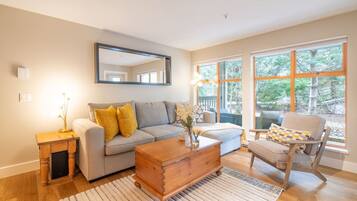 Smart TV, fireplace, stereo