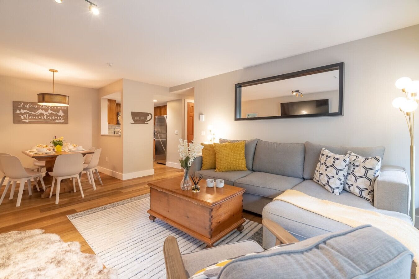 Smart-tv, een open haard en een stereo