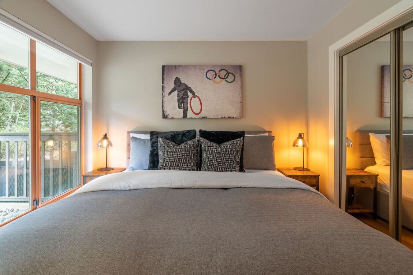 1 slaapkamer, een kluis op de kamer, een bureau