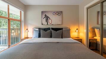 1 slaapkamer, een kluis op de kamer, een bureau