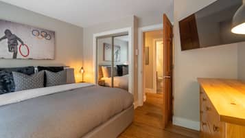 1 makuuhuone, tallelokero huoneessa, työpöytä, silitysrauta/-lauta