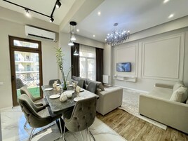 Apartamento Deluxe, balcón, vistas al jardín | Cortinas opacas, tabla de planchar con plancha, wifi gratis