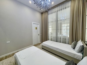 Cortinas blackout, tabla de planchar con plancha y wifi gratis 
