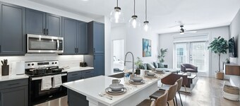 G44 Luxury Living DT Fort Worth 2B2B, Resort Style Amenities, Golf Sim