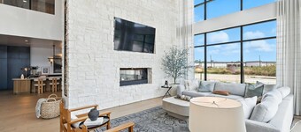 G44 Luxury Living DT Fort Worth 2B2B, Resort Style Amenities, Golf Sim