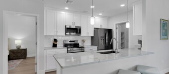 Elegant & Bright Corner Condo on the Tucson loop!