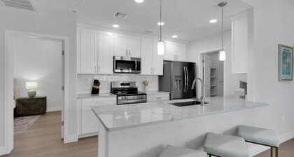 Elegant & Bright Corner Condo on the Tucson loop!