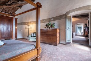 2 bedrooms, iron/ironing board, travel crib, free WiFi