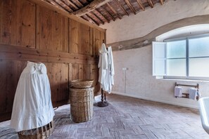 Shower, hair dryer, bidet, towels