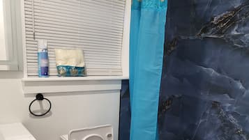 Standard Single Room, Non Smoking | Bathroom