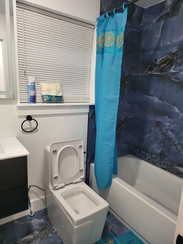 Standard Single Room, Non Smoking | Bathroom