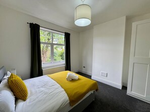 4 habitaciones, tabla de planchar con plancha, wifi y ropa de cama
