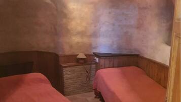 2 slaapkamers, een strijkplank/strijkijzer, beddengoed