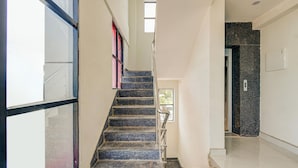 Ein modernes Interieur mit Treppe, Fenster und Tür.