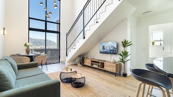 Lägenhet - 2 dubbelsängar - tillgång till pool - havsutsikt (Villa Italia) | Vardagsrum | 42-tums platt-tv med digitalkanaler